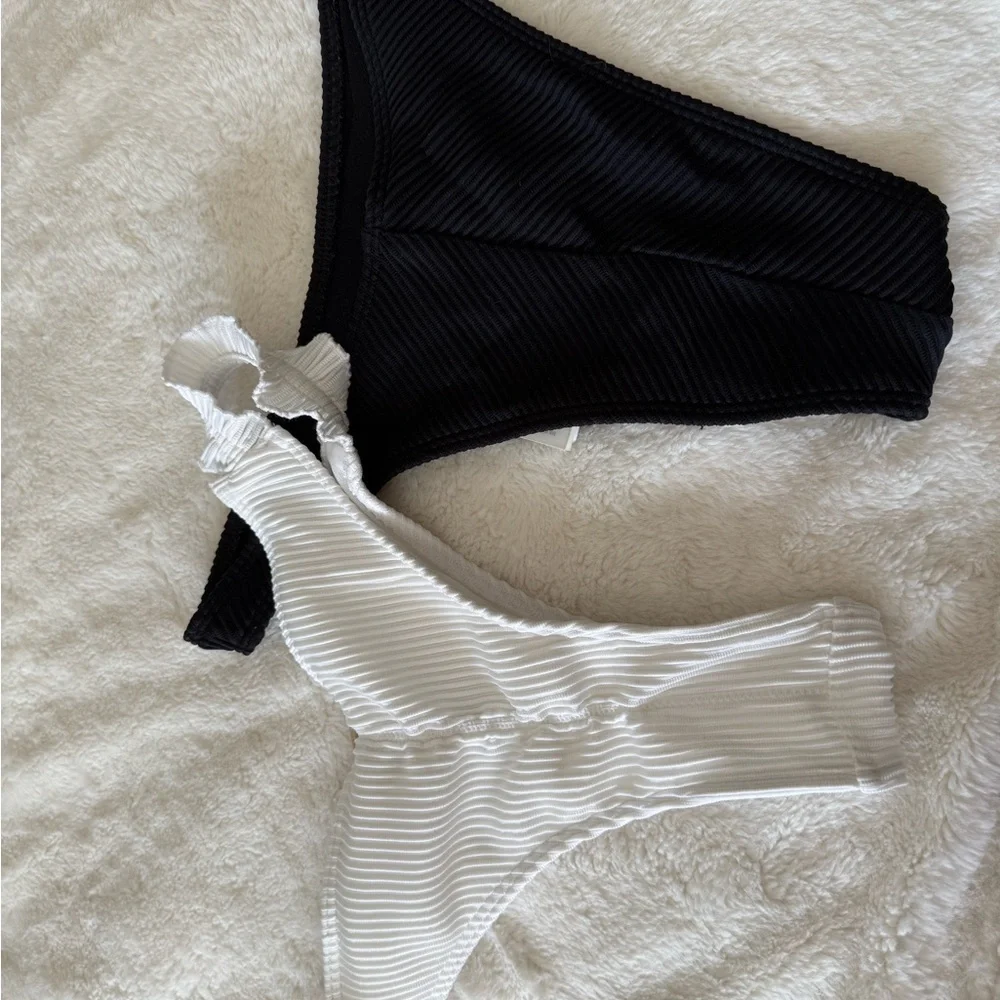 Hollister Bikini Bottom Bundle - Picture 2 of 3